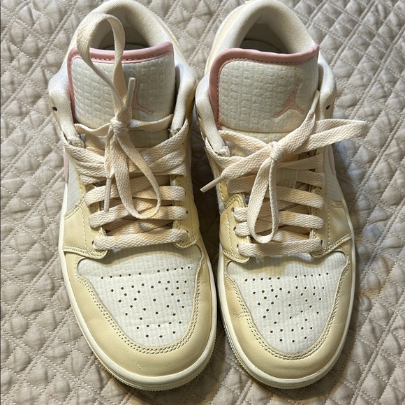Nike Women's Air Jordan Cream/Pink Sneakers 7.5 - Picture 2 of 8